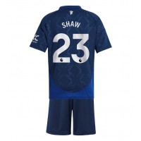 Dres Manchester United Luke Shaw #23 Preč pre deti 2024-25 Krátky Rukáv (+ trenírky)